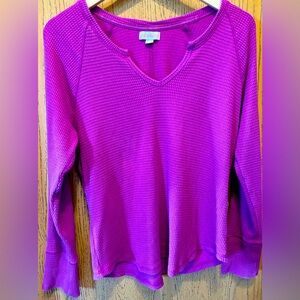 Vibrant v-neck fuchsia shirt